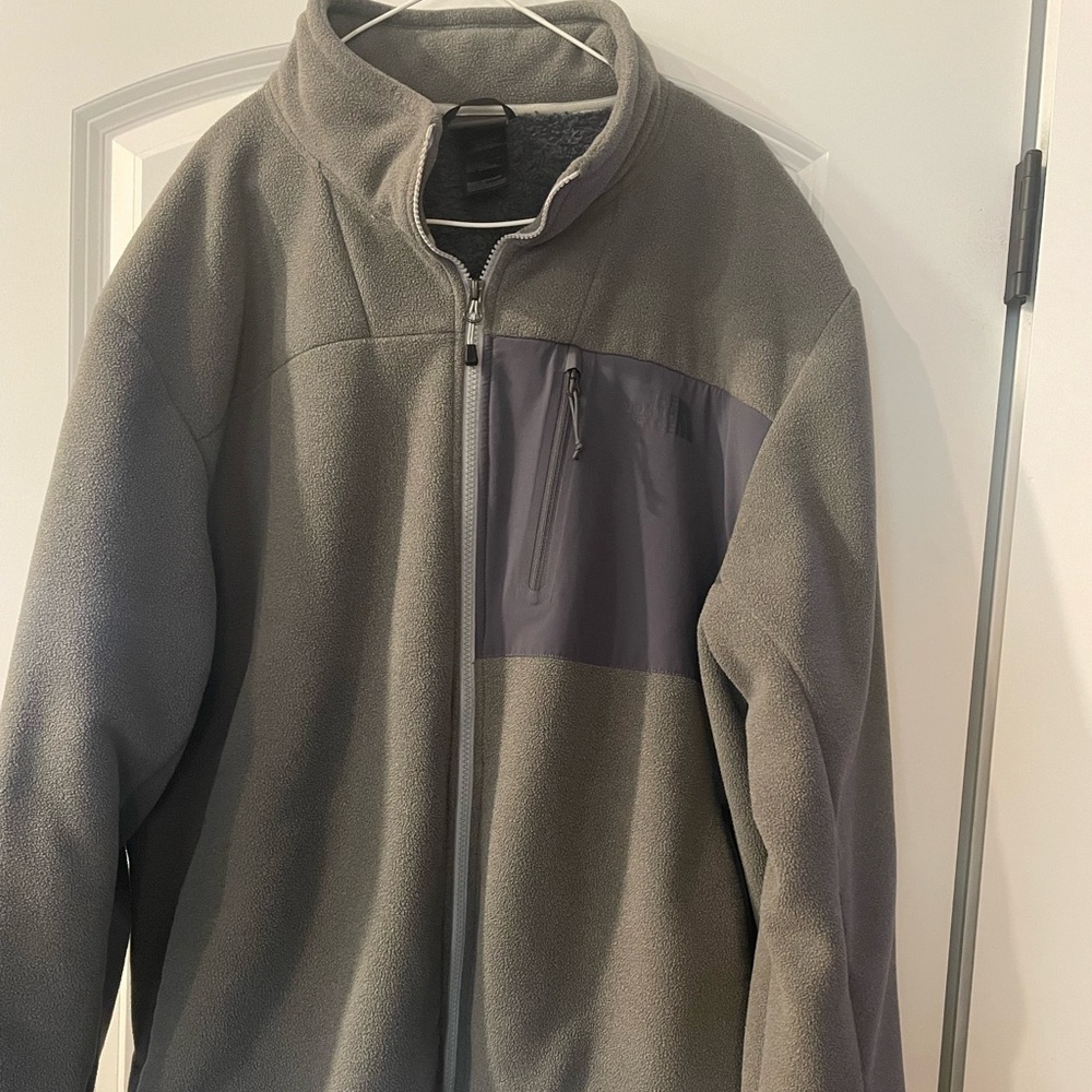 Northface Sherpa lined jacket with pockets on the outside and inner pockets.